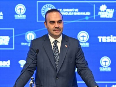 “Elektrikli ve hibrit araçlarda yüzde 75’lik yerlilik oranı hedefliyoruz” 5 Sanayi ve Teknoloji Bakanı Mehmet Fatih Kacır, “2030’da, elektrikli ve şarj edilebilir hibrit araçların Türkiye’deki pazar payının yüzde 35’e, bu araçlarda yerlilik oranının yüzde 75’e çıkmasını amaçlıyoruz.”