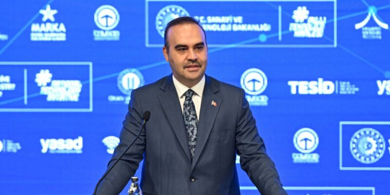 “Elektrikli ve hibrit araçlarda yüzde 75’lik yerlilik oranı hedefliyoruz” 1 Sanayi ve Teknoloji Bakanı Mehmet Fatih Kacır, “2030’da, elektrikli ve şarj edilebilir hibrit araçların Türkiye’deki pazar payının yüzde 35’e, bu araçlarda yerlilik oranının yüzde 75’e çıkmasını amaçlıyoruz.”