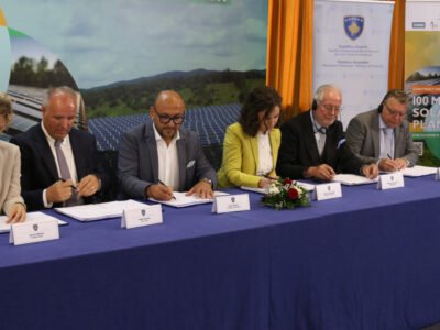 Kosova’da kurulacak ülkenin ilk güneş enerjisi santrali için imzalar atıldı 7 Kosova’da kurulacak ülkenin ilk güneş enerjisi santrali için imzalar atıldı